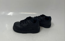Load image into Gallery viewer, Nike Boys Black Dunk Low Leather Lace-Up Low Top Sneakers Shoes Size 5C
