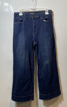 Load image into Gallery viewer, Express Womens Blue Denim 5 Pocket Design High-Rise Wide-Leg Cropped Jeans Sz 6
