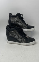 Load image into Gallery viewer, Juicy Couture Womens Jorgia Black White Monogram Round Toe Sneaker Shoes Sz 9.5
