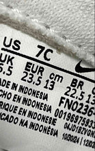 Load image into Gallery viewer, Nike Kids Force 1 Low EasyOn FN0236 White Hook &amp; Loop Sneaker Shoes Size 7C
