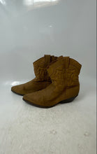 Load image into Gallery viewer, Nine West Womens Beige Suede Pointed Toe Cowgirl Ankle Booties Size 8.5
