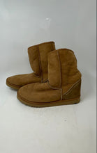 Load image into Gallery viewer, UGG Womens Classic Short Brown Pull-On Winter Shearling Boots Size 10
