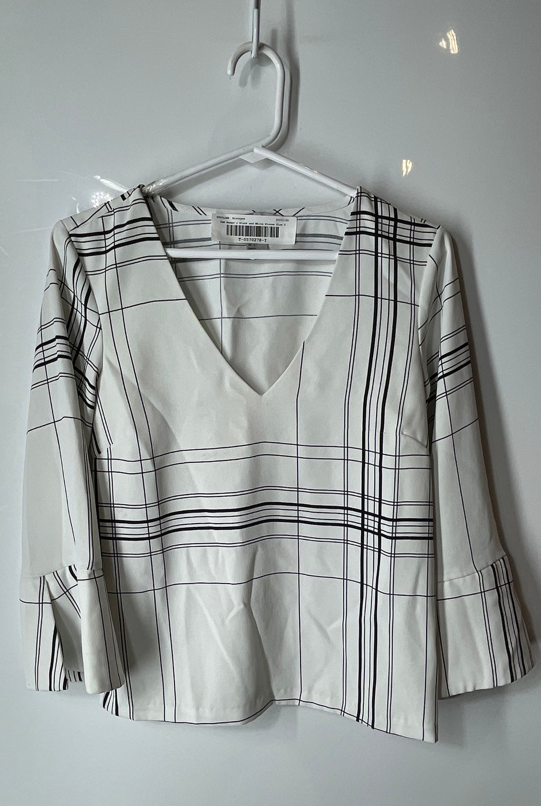 H&M Womens White Black Plaid 3/4 Bell Sleeve V-Neck Pullover Blouse Top Size 2