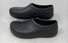 Load image into Gallery viewer, Crocs Mens Black Cushioned Lightweight Closed-Toe Slip-On Clog Shoes Size 11
