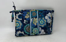 Load image into Gallery viewer, Vera Bradley Womens Mod Blue Floral Pockets Zip Top Quilted Cosmetic Makeup Bag

