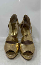 Load image into Gallery viewer, Michael Kors Womens Ariel Jet Set 6 Gold-Tone Platform Sandals Size 7 M
