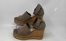 Load image into Gallery viewer, Dolce Vita Womens Dark Beige Open Toe Platform Sandals Size 6.5

