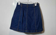 Load image into Gallery viewer, Bebe Womens Blue Denim Stretch Dark Wash Pockets Mini Skirt Size 6

