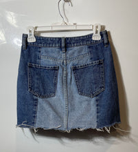 Load image into Gallery viewer, Pacsun Womens Blue Denim Cotton Pockets Raw Hem Short Mini Skirt Size 24
