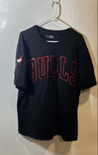 Load image into Gallery viewer, Pro Standard Athletic Collection Mens Black Chicago Bulls NBA T-Shirt Size 2XL
