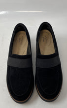 Load image into Gallery viewer, Clarks Women's Black Shoes Size 7

