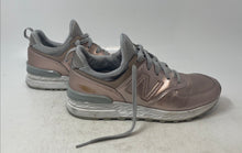 Load image into Gallery viewer, New Balance Womens 574 WS574SFF Pink Gray Low Top Sneakers Shoes Size 6.5 B
