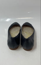 Load image into Gallery viewer, Louise Et Cie Womens Eilley Black Leather Cap Toe Scalloped Ballet Flats Size 6M
