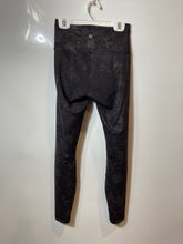 Load image into Gallery viewer, Lululemon Womens Black Floral Wunder Under High-Rise Compression Leggings Size 4
