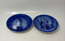 Load image into Gallery viewer, Set Of 2 Pcs Desiree Denmark Hans Christian Andersen Collector Plates
