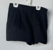 Load image into Gallery viewer, Ann Taylor Loft Womens Black Flat Front Slash Pocket Side-Zip Chino Shorts Sz XS
