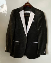 Load image into Gallery viewer, Statement Mens Black Long Sleeve Peak Lapel Flap Pockets One-Button Blazer 38R
