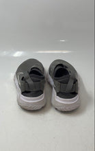 Load image into Gallery viewer, Nike Kids Flex Runner 2 Gray White Low Top Slip-On Sneaker Shoes Size 3.5Y

