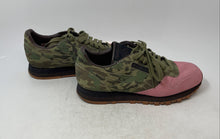 Load image into Gallery viewer, Reebok Mens Classic Leather R12 V54303 Green Pink Running Shoes Size 7 1/2
