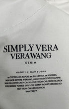 Load image into Gallery viewer, Authentic Simply Vera Vera Wang Womens White Denim Mid-Rise Capri Jeans Size 6
