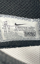 Load image into Gallery viewer, Nike Boys Team Hustle D10 CW6735-002 Black White Gold Sneakers Shoes Size 4Y
