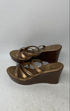Load image into Gallery viewer, Italian Shoemakers Womens Gold-Tone Open Toe Wedge Heel Strappy Sandals Size 9M
