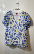 Load image into Gallery viewer, Vince Camuto Womens Blue White Floral Short Sleeve V-Neck Blouse Top Size M
