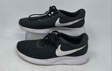 Load image into Gallery viewer, Nike Womens Tanjun Black White Low Top Lace-Up Sneaker Shoes Size 7
