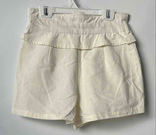 Load image into Gallery viewer, Forever 21 Womens White Front Patch Pockets Belt Loops Cargo Shorts Size Small
