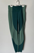 Load image into Gallery viewer, Lululemon Womens Two Tone Green Wake &amp; Train Tight Compression Leggings Size 6
