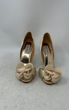 Load image into Gallery viewer, Badgley Mischka Womens Ivory Leather Slip-On Stiletto D'Orsay Heels Size 6M
