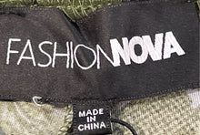 Load image into Gallery viewer, Fashion Nova Womens Green Black Floral Skinny Leg Stacked Trouser Pants Size M
