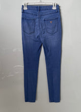 Load image into Gallery viewer, Guess Womens Blue Medium Wash Pockets Denim Skinny Leg Jeans Size 27
