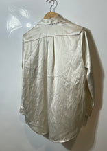 Load image into Gallery viewer, Authentic Simply Vera Vera Wang Womens Ivory Long Sleeve Button-Up Shirt Size S

