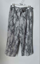 Load image into Gallery viewer, Tahari Womens Multicolor Snakeskin Pattern Wide-Leg Cropped Pants Size 8
