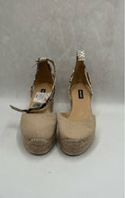 Load image into Gallery viewer, Nine West Ladies Khaki Stacked Heels Size 7
