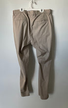Load image into Gallery viewer, Old Navy Mens Beige Slash Pockets Flat Front Belt Loops Chino Pants Size 34x32
