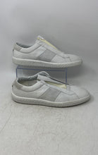 Load image into Gallery viewer, O.X.S. Womens Woobie White Front Zipper Low Top Round Toe Sneakers Shoes Sz 11.5
