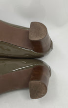 Load image into Gallery viewer, Authentic Tory Burch Womens Aaden Brown Patent Leather Pump Heels Sz 8M Damaged

