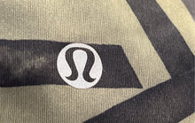 Load image into Gallery viewer, Lululemon Athletica Womens Dark Green Black Geometric Cropped Leggings Size 6

