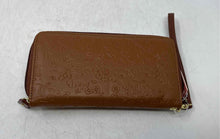 Load image into Gallery viewer, Stone Mountain Womens Brown Spring Bloom Embossed Leather Wristlet Wallet W/ Tag
