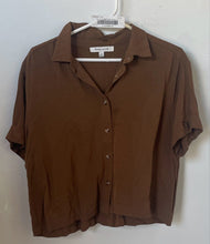 Load image into Gallery viewer, Rose +Olive Womens Brown Short Sleeve Collared Button-Up Shirt Size Medium
