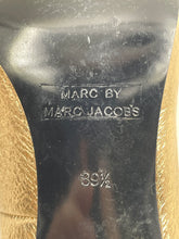 Load image into Gallery viewer, Authentic Marc By Marc Jacobs Womens Golden High Pump Heels Size 39.5 Damaged
