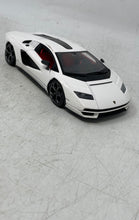 Load image into Gallery viewer, Bburago White 1/24 Scale Diecast Lamborghini Countach LPI 800-4 Model Car

