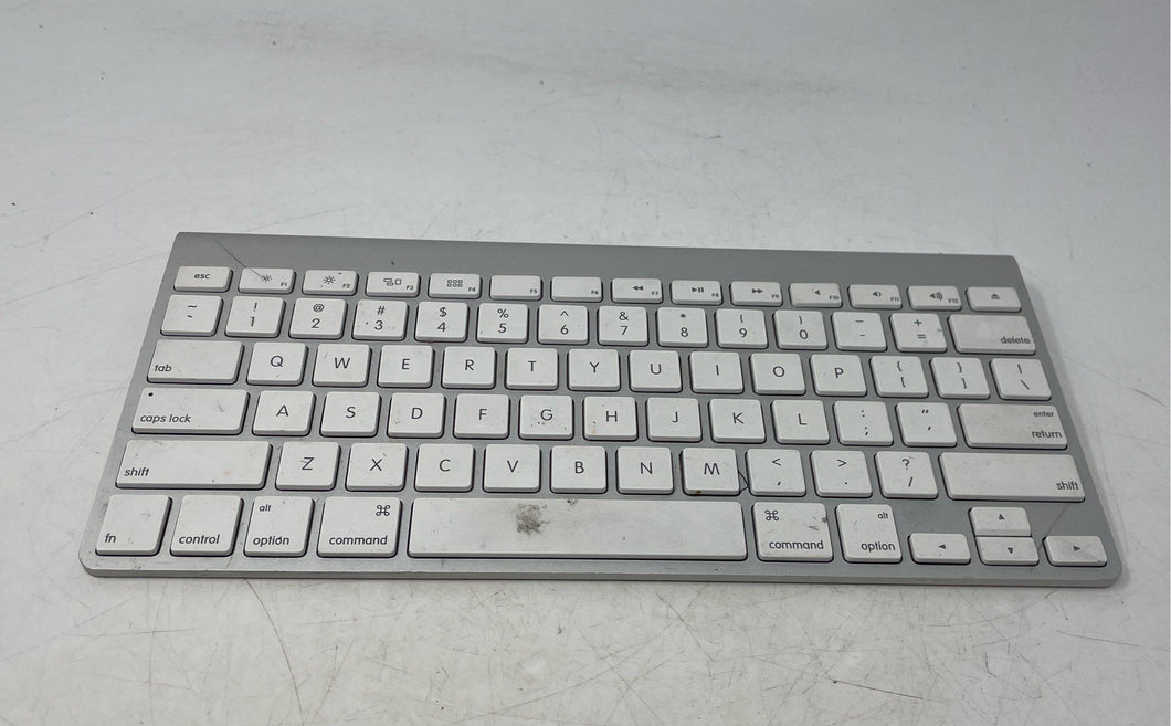 Apple Model A1314 White Silver Portable Wireless Standard Keyboard Not Tested