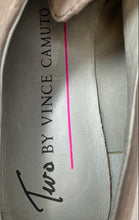 Load image into Gallery viewer, Two By Vince Camuto Womens Udessa Beige White Orange Oxford Shoes Size 7.5M
