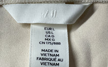Load image into Gallery viewer, H&amp;M Womens Cream Regular Fit Stretch Flat Front Wrap Shorts Size Large
