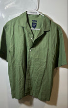 Load image into Gallery viewer, Gap Mens Green Short Sleeve Collared Chest Pocket Button-Up Shirt Size XS
