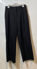 Load image into Gallery viewer, H&amp;M Womens Black Pleated Front Slash Pockets Wide-Leg Dress Pants Size 6
