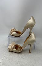 Load image into Gallery viewer, Badgley Mischka Womens Ivory Leather Slip-On Stiletto D'Orsay Heels Size 6M
